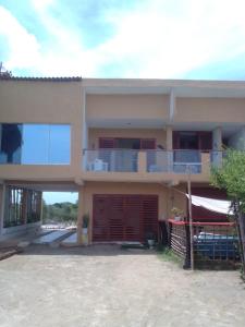 San OnofreLuna Roja casa Frente al Mar y glamping的带阳台的大房子