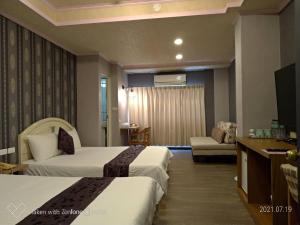 花莲市冠伦饭店的酒店客房设有两张床和电视。