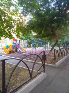 埃里温Guest House Armina的公园,公园内有游乐场,有一个五彩缤纷的游乐公园