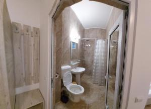 科斯蒂内什蒂Vila Aren的一间带卫生间和水槽的浴室