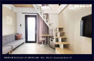 小琉球岛天台日光屋小琉球民宿的一间带楼梯和沙发的客厅