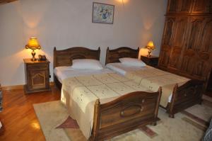撒马尔罕萨法尔酒店客房内的一张或多张床位