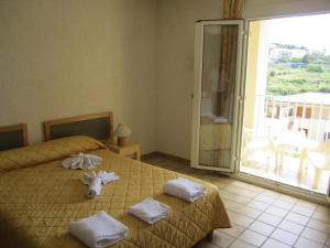 卡尔维圣弗朗索瓦汽车旅馆的酒店客房设有两张床和一个阳台。