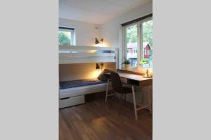 古斯塔堡Cottage perfect for short time rent的客房设有一张桌子和一张双层床。