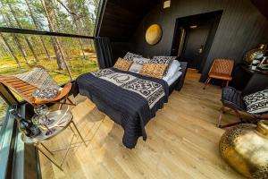 萨利色尔卡Aurora Queen Resort Igloos的一间卧室设有一张床和一个阳台