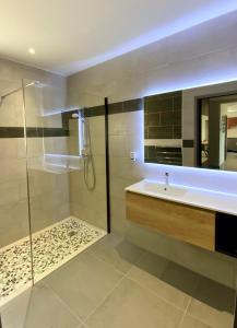 蒙蒂塞洛La Listrella Residence & Spa的带淋浴、盥洗盆和镜子的浴室
