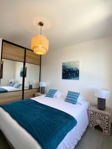 蒙蒂塞洛La Listrella Residence & Spa的一间卧室配有一张大床和一个吊灯。