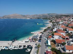 特罗吉尔Enjoy Trogir Ciovo的海港的空中景色,水中有船只