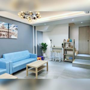 台南NO.14的客厅配有蓝色的沙发和桌子
