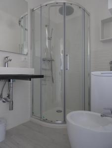 Isola del Giglioalcastello - Casamatta via Dante Alighieri,36的一间带玻璃淋浴和水槽的浴室