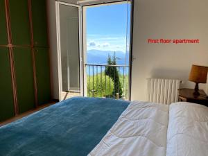 特拉雷戈Casa al Campanile, LeonardosHome的一间卧室设有一张床,享有阳台的景色