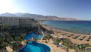 亚喀巴亚喀巴洲际酒店的享有海滩和大海的度假胜地美景