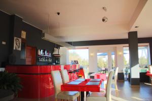 韦巴Sloneczny Dom的一间用餐室,配有红色的桌子和椅子