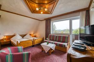 比林根蒂芬巴赫酒店的酒店客房设有床、沙发和窗户。