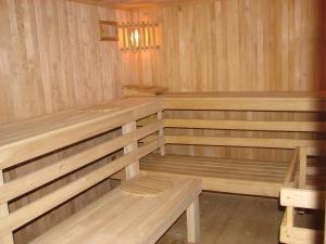 韦巴Sloneczny Dom的一间设有木长椅的桑拿浴室