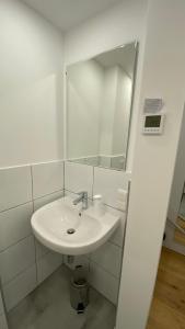 圣吉尔根Seeblick Apartment的白色的浴室设有水槽和镜子
