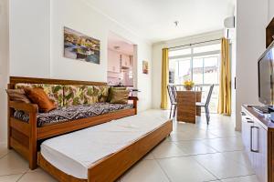 弗洛里亚诺波利斯Apto 2 Suites, Ideal Para famílias, 30m do mar的带沙发的客厅和厨房