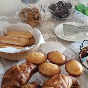 马蒂诺Sant'Ermete的餐桌上摆放着糕点和面包