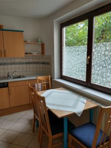 盖布利茨Ferienwohnung Madlene 2的厨房配有桌椅和窗户。