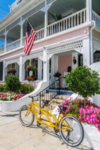 圣奥古斯丁The Kenwood Inn Bed and Breakfast Historic District的停在有美国国旗的房子前的一辆黄色自行车