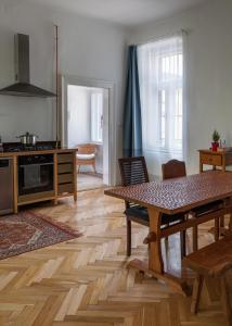 布达佩斯Bright & Spacious Loft With Basilica View的一间带桌子的客厅和一间厨房