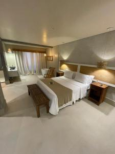 朱奎Hiu Hotel的一间大卧室,配有一张大床和一张桌子