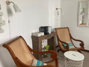波讷地区圣朱利安松海滩旅馆的客厅配有两把椅子和一张桌子