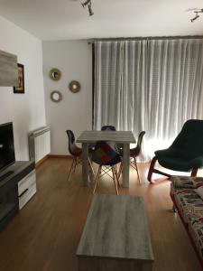 纳赫拉Apartamento Reino de Nájera的客厅配有桌椅