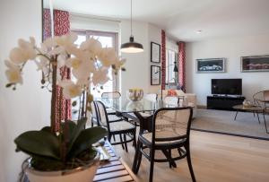 里斯本FLH Marquês Homey Apartment的用餐室以及带桌椅的起居室。