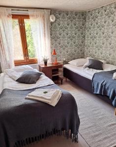 科尔波Solvillan的一间卧室设有两张床和窗户。