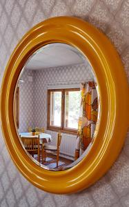 科尔波Solvillan的一张大橙色镜子,放在带桌子的房间
