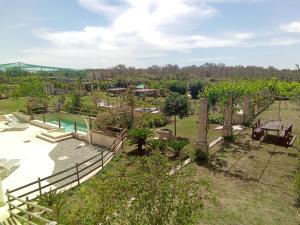 梅伦杜尼奥Relais Borgo Segine的一个带游泳池和游乐场的花园