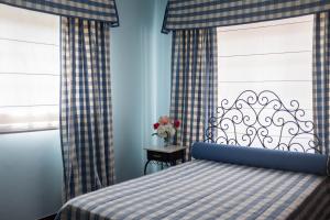 欧伦Moradia em Vilar dos Prazeres的一间卧室配有床和带窗帘的窗户