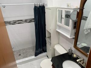 蒙特利尔Chambres EL MEDITERRANEO Rooms的一间带水槽和淋浴的浴室