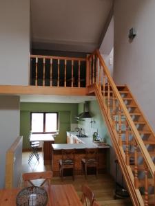 IzelBienvenue en Gaume !的房屋内的厨房和用餐室,设有楼梯