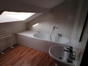IzelBienvenue en Gaume !的带浴缸和盥洗盆的浴室