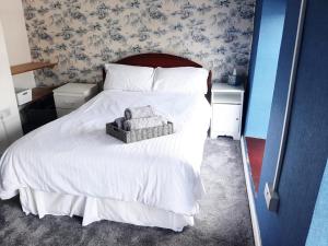 Poyntz PassRailway Bar Accommodation的一间卧室,配有一张带篮子的床