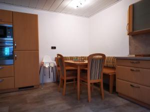 哈斯洛赫Top-Unterkunft in der Pfalz的一间厨房,里面配有桌椅
