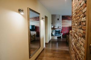 利耶帕亚Lovely apartment for families and couples的走廊上设有镜子和砖墙