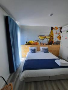纳扎雷Nazaré Sweet Dreams的一间卧室设有一张大床和一个窗户。