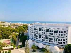 苏塞Byblos Sousse的一座白色的建筑,背靠大海
