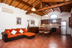特乌拉达Casa vacanza Asfodeli的带沙发的大客厅和厨房