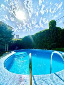 塔什干Ridon Lux Hotel的山景游泳池