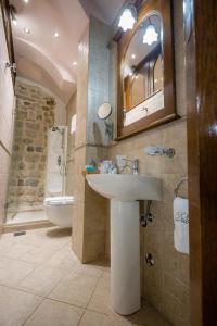 科托尔多摩别墅酒店的一间带水槽、卫生间和镜子的浴室
