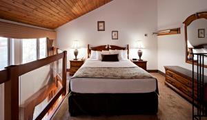班夫查尔顿班夫旅馆的一间卧室配有一张床、两盏灯和一个窗户。