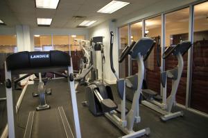 代托纳海滩Oceanview Studio的健身房设有数台跑步机和有氧运动器材