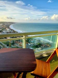 纳塔尔Ponta Negra RN01的木制长凳,位于俯瞰大海的阳台