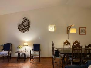卢斯Casa da Praia 98的客厅设有餐桌和椅子