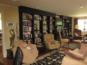 圣斯蒂芬Casa Breeze B & B的客厅配有书架,书架上装满了书籍