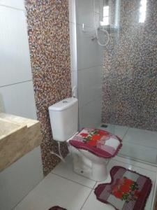 São Gonçalo do Amarantepousada cangaço的浴室设有马赛克墙和卫生间。